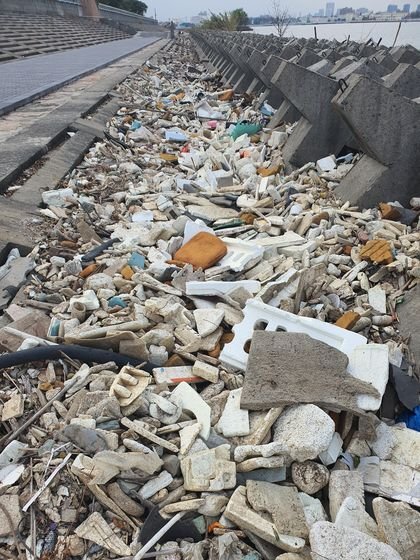 지난달 26일 찾은 상하이 빈장 산림공원 강변 산책길에 폐스티로폼, 플라스틱 등을 비롯한 각종 해양 쓰레기가 쌓여 있다. 진창일 기자