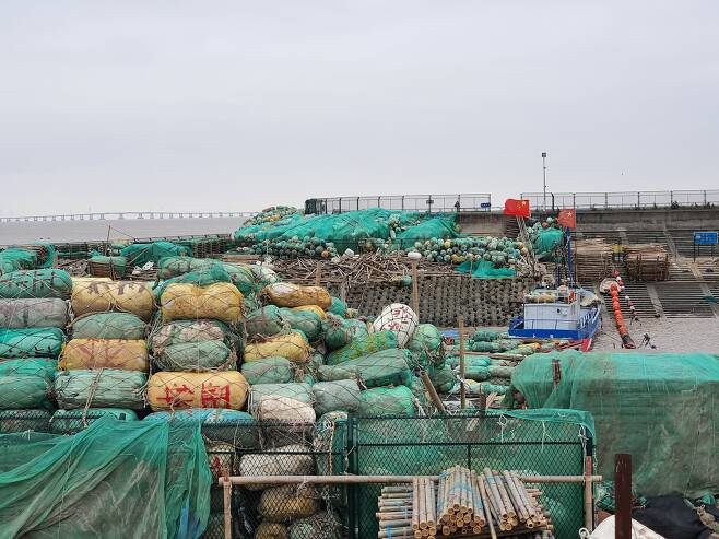 지난달 25일 양쯔강 하구 난후이 지역 항구에 어민들이 쌓아둔 어구들. 폐스티로폼을 그물에 담아 사용하고 있다. 진창일 기자