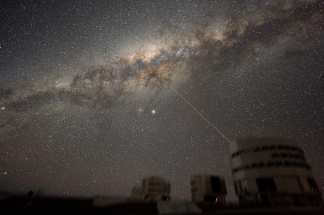 우리 은하의 중심부를 관측하는 망원경.(사진=유리 벨레츠키/ESO)