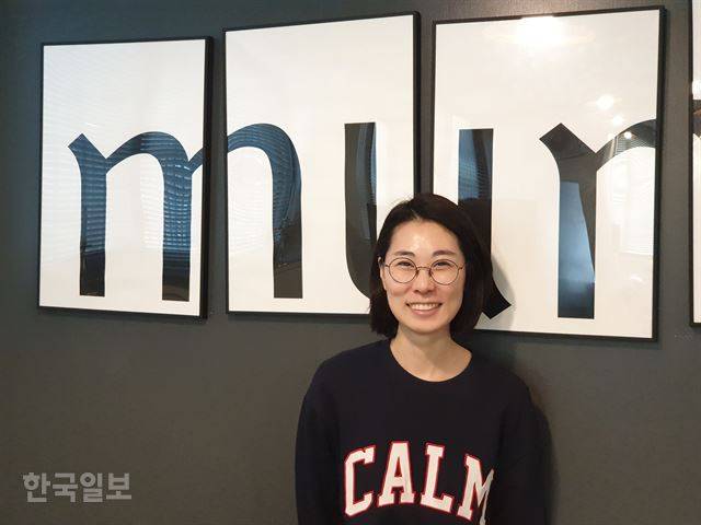 지난 10일 서울 마포구 서교동 '문토 라운지'에서 만난 이미리 문토 대표가 미소를 짓고 있다. 지난해 소규모 모임 2개로 문을 연 문토는 어느덧 모임 50여개를 운영하는 소셜살롱의 대표주자로 성장했다. 박지윤 기자