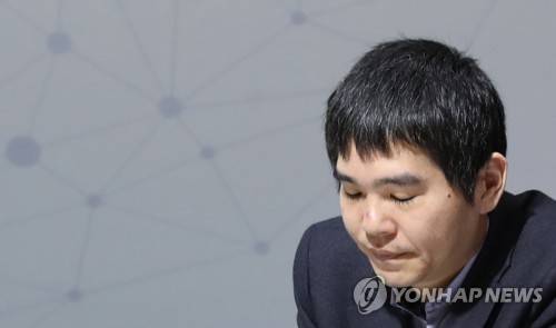 이세돌, AI 한돌과의 승부 (서울=연합뉴스) 홍해인 기자 = 이세돌 9단이 18일 서울 강남구 바디프랜드 도곡타워에서 '바디프랜드 브레인마사지배 이세돌 vs 한돌' 은퇴 대국을 펼치며 생각에 잠겨 있다. 한돌은 NHN이 2017년 12월 선보인 바둑 인공지능(AI) 프로그램이다. 한국 바둑의 간판으로 활동했던 이세돌 9단은 한국기원에 사직서를 제출하며 24년 4개월간의 현역 프로 기사 생활을 마감하고 전격 은퇴했다. 2019.12.18 hihong@yna.co.kr