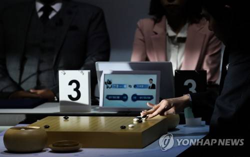 이세돌 '신의 한 수'를 찾아 (서울=연합뉴스) 홍해인 기자 = 이세돌 9단이 18일 서울 강남구 바디프랜드 도곡타워에서 '바디프랜드 브레인마사지배 이세돌 vs 한돌' 은퇴 대국 제1국을 펼치며 흑돌을 바둑판에 놓고 있다. 한돌은 NHN이 2017년 12월 선보인 바둑 인공지능(AI) 프로그램이다. 한국 바둑의 간판으로 활동했던 이세돌 9단은 한국기원에 사직서를 제출하며 24년 4개월간의 현역 프로 기사 생활을 마감하고 전격 은퇴했다. 2019.12.18 hihong@yna.co.kr
