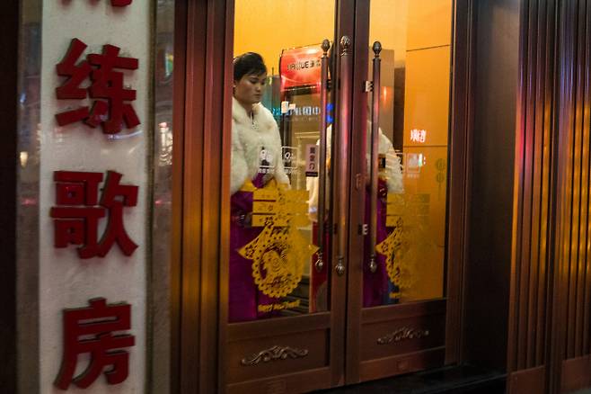 △2018년 1월 7일 중국 선양의 한 북한 식당에서 한 여성이 서있다. [사진=AFP제공]