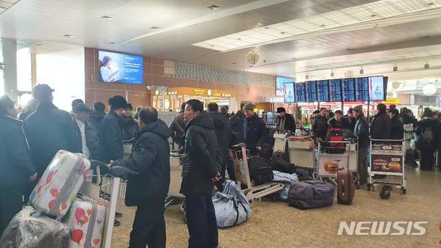 [모스크바=뉴시스]양소리 기자 = 11월21일 러시아 모스크바 공항에 북한 노동자들이 모여있다. 이날 약 100명의 노동자는 러시아 국영 항공사 아에로플로트를 통해 블라디보스토크를 경유, 평양으로 떠나는 고려항공에 탑승했다. 유엔 안전보장이사회의 대북 제재 결의에 따른 해외 근로 북한 노동자의 송환 시한이 오는 22일로 다가오며 러시아에서도 북한 노동자들의 철수가 이루어지고 있다. 2019.12.20. sound@newsis.com