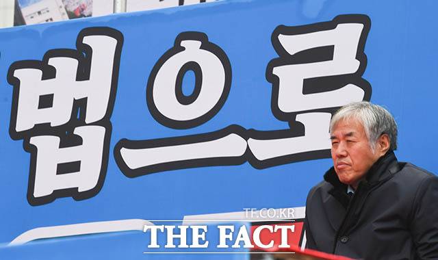한국기독교총연합회 대표 회장인 전광훈 목사가 22일 오전 서울 종로구 교보빌딩 앞에서 문재인 하야 범국민투쟁본부의 주최로 열린 대한민국 바로 세우기 국민대회에 참석하고 있다. /김세정 기자