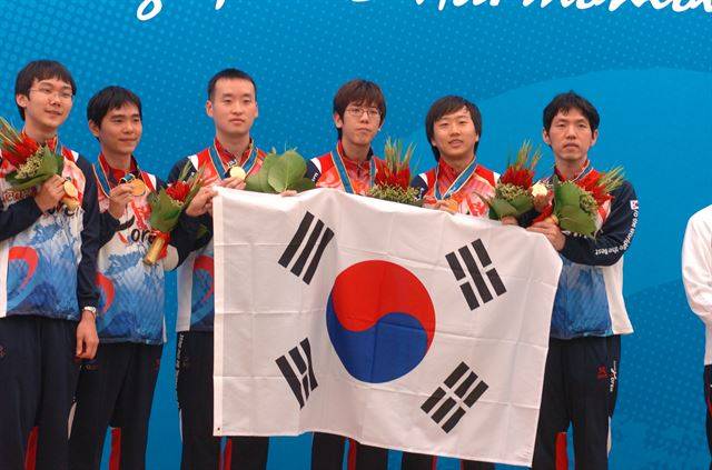 이세돌(맨 왼쪽에서 두 번재) 9단이 2010년 광저우(廣州) 아시안 게임에서 한국대표로 참가, 금메달을 딴 이후 태극기를 들고 이창호9단(여섯 번째) 등 동료들과 함께 기념촬영을 하고 있다. 한국기원 제공