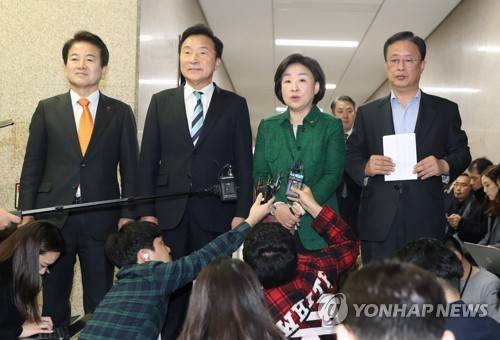 한국당 제외, 선거법 합의한 야 3+1 대표 (서울=연합뉴스) 안정원 기자 = 바른미래당 손학규 대표와 야당 대표들이 23일 오전 서울 여의도 국회에서 석패율제 포기, 선거법 일괄상정 등 합의안을 발표한 뒤 입장을 밝히고 있다. 민주평화당 정동영 대표(왼쪽부터), 바른미래당 손학규 대표, 정의당 심상정 대표, 대안신당 유성엽 창당준비위원장. jeong@yna.co.kr