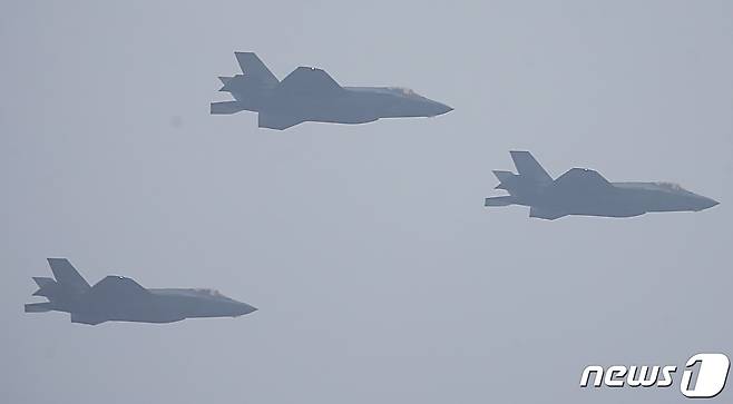 지난 10월 1일 국군의 날을 맞아 대구 공군기지(제11전투비행단)에서 열린 '제71주년 국군의 날 행사'에서 F-35A 스텔스기가 편대비행을 하고 있다. 2019.10.1/뉴스1 © News1 공정식 기자