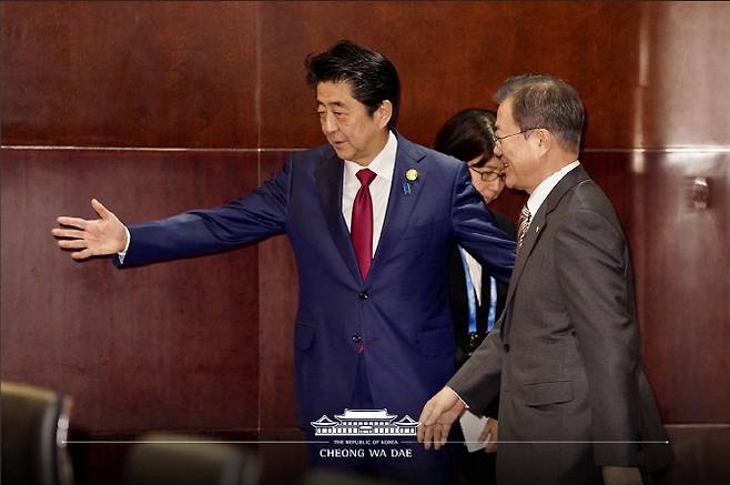 문재인 대통령과 아베 신조 일본 총리가 24일 중국 쓰촨성 청두 샹그릴라 호텔에서 열린 한일 정상회담에 앞서 기념촬영 자리로 향하고 있다. (사진=청와대 제공)