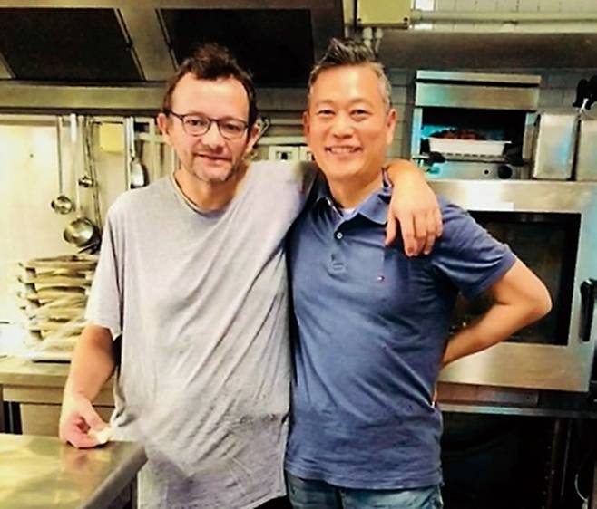 인턴을 했던 레스토랑 ‘라베툴라’의 셰프 프랑코는 나의 진정한 스승이다. 그 덕분에 나는 소스를 이해할 수 있었다. 인턴이 끝나고 10월 초 시칠리아로 떠나기 전날 그와 어깨동무를 처음 해보았다.