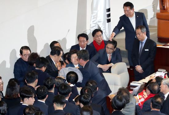 문 의장이 한국당 의원들의 저지를 뚫고 의장석으로 향하고 있다. 연합뉴스