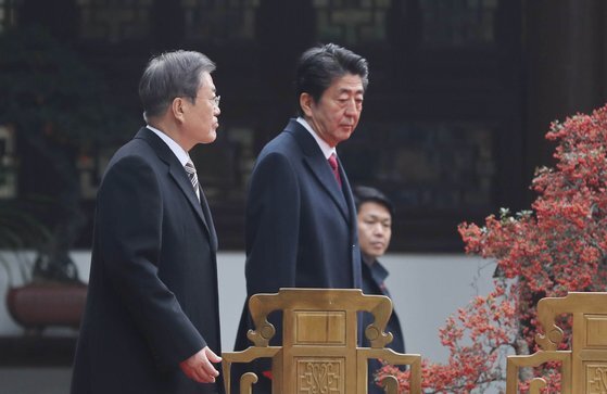 문재인 대통령(왼쪽)과 아베 신조 일본 총리가 24일(현지시간) 중국 쓰촨성 청두 두보초당에서 열린 한중일 협력 20주년 기념 제막식에 입장하고 있다. [청와대사진기자단]