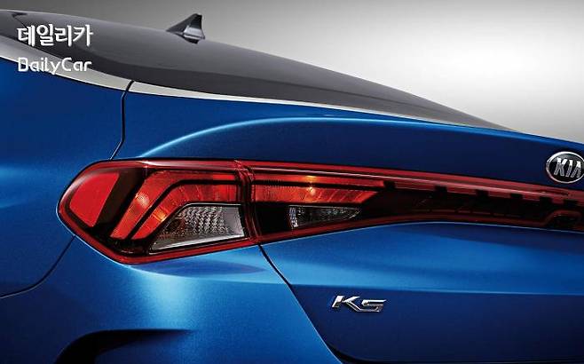 3세대 K5 (강렬한 테일램프 그래픽)