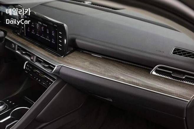 3세대 K5 (다양한 질감이 조합된 인스트루먼트 패널)