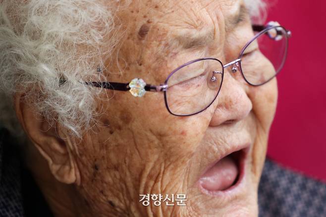 10월 2일 서울 종로구 옛 일본대사관 앞에서 열린 ‘일본군 성노예제 문제해결을 위한 제1407차 정기 수요 시위’에서 일본군 성노예 피해자 이옥순 할머니가 노래 ‘바위처럼’을 따라부르고 있다.