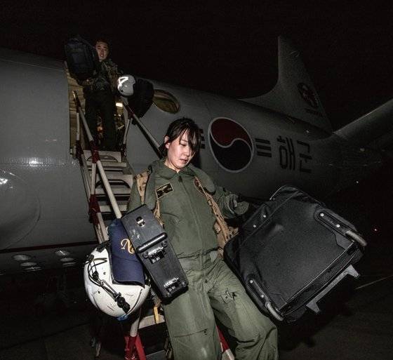 임무를 마친 전술승무원이 초계기에서 내려오고 있다.