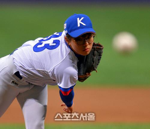 야구 여자국가대표팀과 소프트볼 국가대표팀의 친선경기가 열린 지난 2016년 2월4일 고척스카이돔. 김라경이 야구대표팀 선발투수로 나서 역투하고 있다.