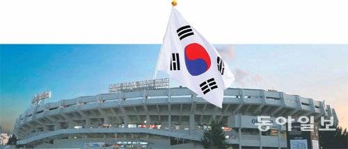 서울 지하철 2호선 종합운동장역 5, 6번 출구는 꿈의 궁전으로 가는 통로다. 이곳을 빠져나오면 ‘베이스볼 리퍼블릭 오브 코리아’가 기다린다. 잠실야구장을 촬영한 사진에 태극기를 합성했다. 사진=장승윤 기자 tomato99@donga.com