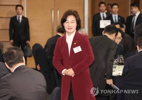 신년인사회 참석하는 추미애 법무장관 (서울=연합뉴스) 한상균 기자 = 추미애 법무부 장관이 2일 중구 대한상공회의소에서 열린 신년합동인사회에 참석하고 있다. xyz@yna.co.kr