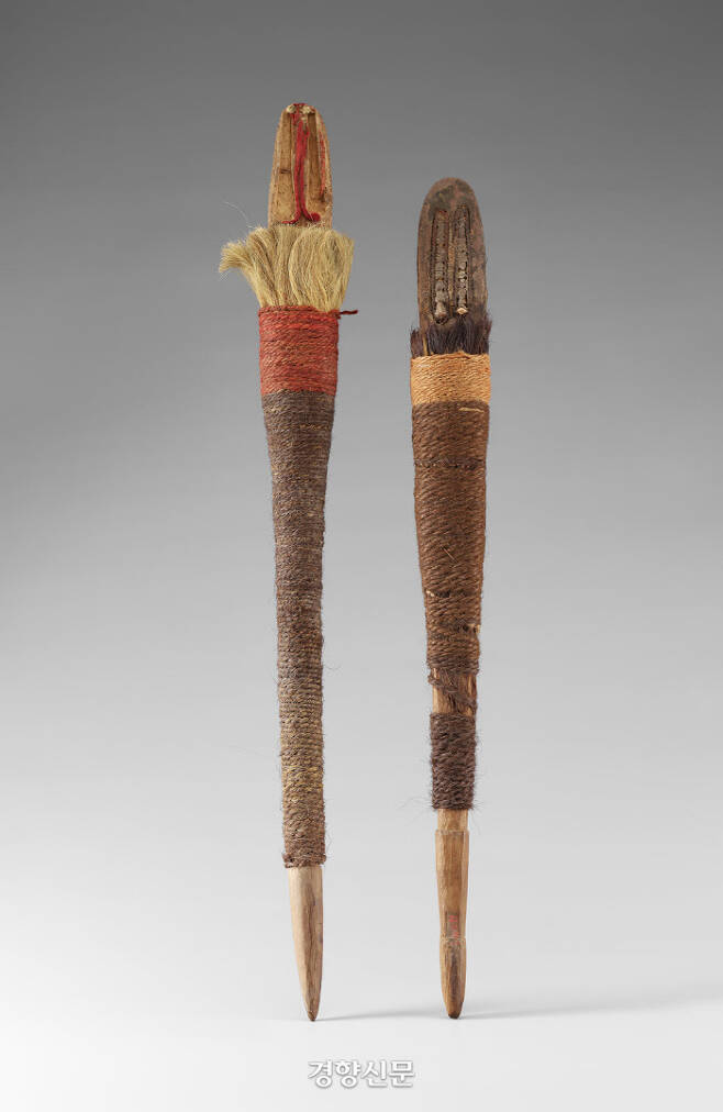 사람 모양의 나무장신구. 기원전 17~15세기 유적인 로프노르에서 출토됐다. 나무와 털실, 깃털 등으로 만들었다.|국립중앙박물관 제공