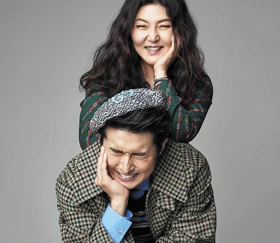 잡지 ‘데이즈드 코리아’ 1월호에 실린 웹툰 작가 기안84(아래)의 화보. 스타일리스트 한혜연(위)과 포즈를 취했다. /한혜연 인스타그램