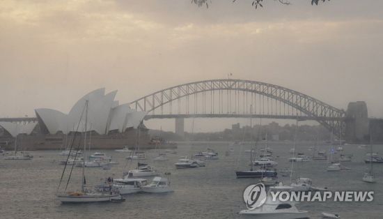 호주 산불 영향으로 시드니 오페라하우스 하늘이 온통 잿빛이다. / 사진=연합뉴스