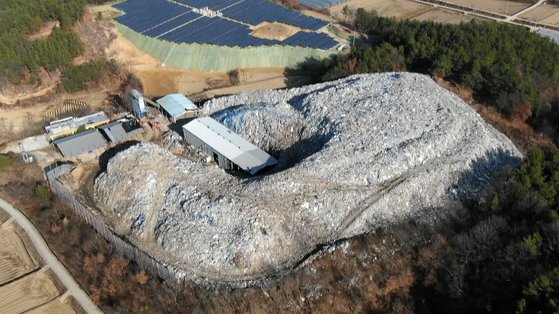경북 의성군 단밀면 한 폐기물 처리장에 쓰레기가 산처럼 쌓여 방치된 모습. [연합뉴스]