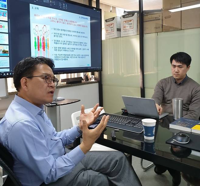 고투마켓 전략을 설명하고 있는 이장석 대표(좌)와 버넥트 하태진 대표(우)