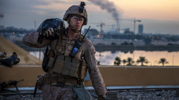 지난 4일(현지시간) 이라크 바그다드의 미국 대사관을 경계하는 해병대 병사가 참호를 보강하기 위해 모래주머니를 옮기고 있다. 뒤쪽에 포연이 보인다.미군 해병대 제공 AP 연합뉴스
