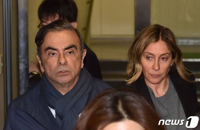 카를로스 곤 전 닛산자동차 회장과 그의 아내 캐럴 나하스 © AFP=뉴스1