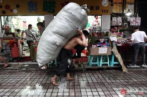란광후이가 2013년 중국 충칭 차오톈먼 도매시장에서 짐을 나르고 있다. 하루 평균 1톤의 화물을 나른다고 한다. [중국 인민망 캡처, 쉬캉핑]