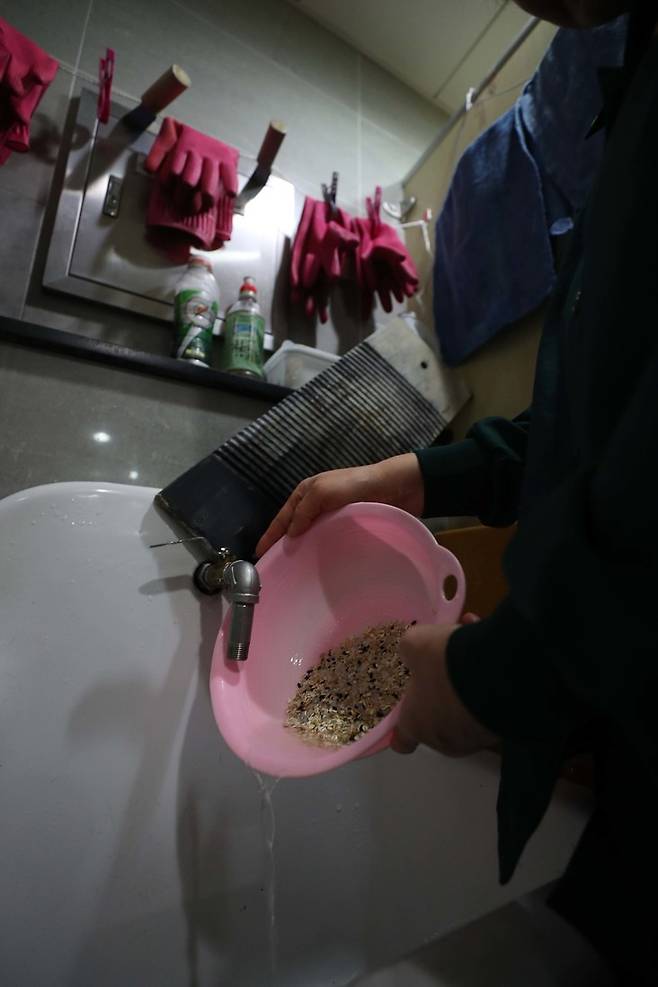 차귀순씨가 지난달 17일 오전 부산 지하철 1호선 ㄱ역 화장실 개수대에서 쌀을 씻고 있다. 부산/박종식 기자 anaki@hani.co.kr