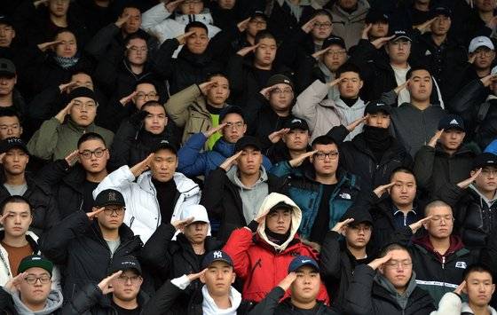 2020년 새해 첫 육군 현역병 입영행사가 6일 오후 충남 논산 육군훈련소 입영심사대에서 열렸다. 이날 전국에서 입소한 훈련병들이 배웅나온 부모님 등 가족들에게 거수경례 하고있다. 프리랜서 김성태