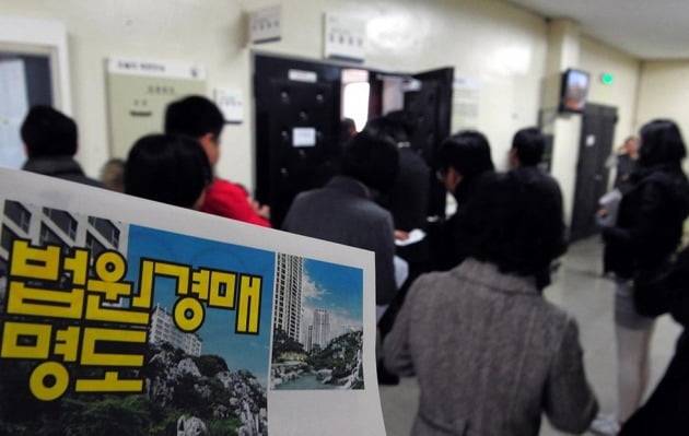 예비응찰자들이 법원 경매에 참여하기 위해 줄을 서서 기다리고 있다. 한경DB