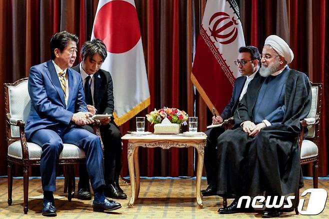 (뉴욕 AFP=뉴스1) 우동명 기자 = 아베 신조 일본 총리가 지난해 9월 24일(현지시간) 뉴욕 유엔본부에서 열린 유엔총회 기간 중 하산 로하니 이란 대통령과 회담을 하고 있다. © AFP=뉴스1 <저작권자 © 뉴스1코리아, 무단전재 및 재배포 금지>