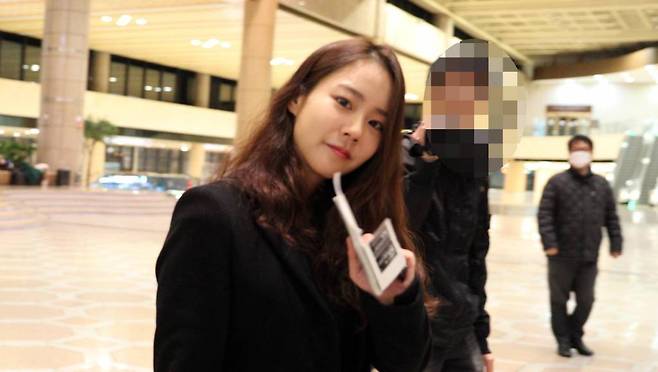 가수 겸 배우 한승연이 일본에서의 스케줄을 위해 지난해 12월 24일 오후 김포국제공항을 통해 출국하고 있다. / 사진=임성균 기자 tjdrbs23@
