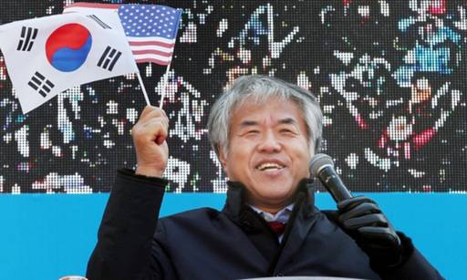 전광훈 한국기독교총연합회 대표회장 목사 겸 문재인하야범국민투쟁본부(범투본) 총괄대표가 지난 4일 오후 서울 교보빌딩 앞에서 문재인하야범국민투쟁본부 주최로 열린 '문재인 정부 퇴진 국민대회'에서 발언하고 있다. 연합뉴스