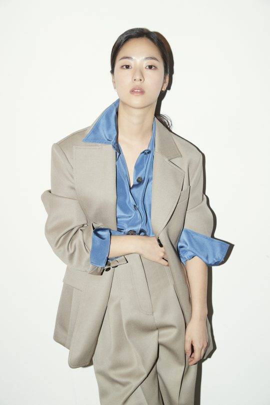 영화 ‘해치지않아’에서 남친바라기 사육사 해경과 자이언트 나무늘보로 열연한 배우 전여빈. /사진제공=제이와이드컴퍼니