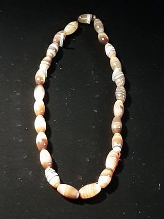 옥에오 유적에서 나온 2~5세기께의 마노구슬.