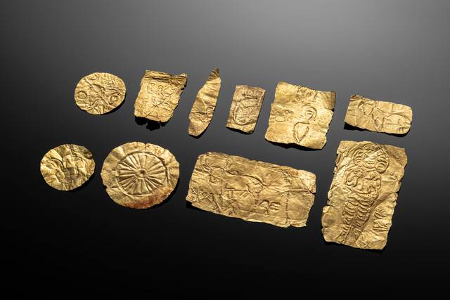 옥에오 다노이 유적에서 나온 금판들. 힌두교 신상이나 신을 상징하는 삼지창, 황소, 추상무늬 등을 새겼다. 옥에오 유적 특유의 출토품으로 신전의 기둥 벽돌 사이에 채워 넣었다고 전해진다.