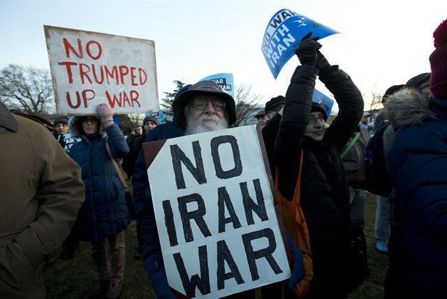 미국 하원이 이란에 대한 도널드 트럼프 대통령의 전쟁권한을 제한하는 결의안 표결을 진행하는 가운데 9일(현지시간) 워싱턴DC 국회의사당 앞에서 반전 시위가 벌어지고 있다. 워싱턴=AP 연합뉴스