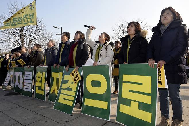 박문진씨의 고공농성 현장을 찾은 전국보건의료산업노동조합과 민주노총 대구지역본부 조합원들이 지난 2일 영남대의료원 본관 들머리에서 2020년 새해 시무식을 겸한 결의대회를 열고 있다. 대구/강재훈 선임기자