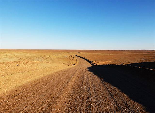 휴대폰이 무기력해질 징조인 사막 풍경. 우리 몸은 우리가 잘 챙겨야 한다는 신호다.