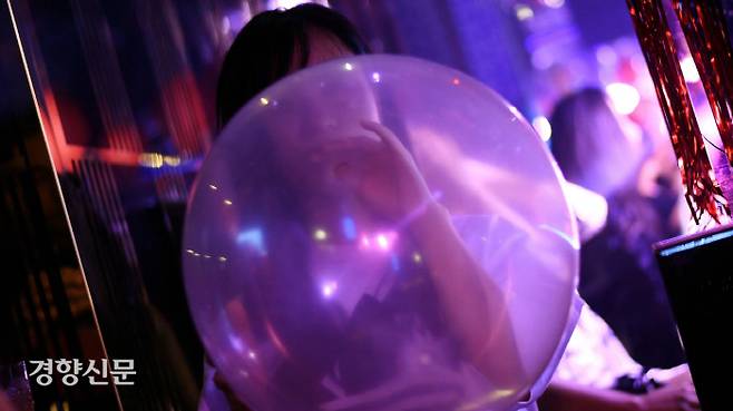 클럽내에서 환각물질 ‘해피벌룬’을 흡입하고 있는 여성의 모습 / AFP연합뉴스