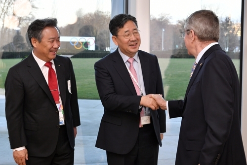 이기흥 체육회장(왼쪽부터), 박양우 문체부 장관, 바흐 IOC 위원장 [국제올림픽위원회(IOC) 제공]