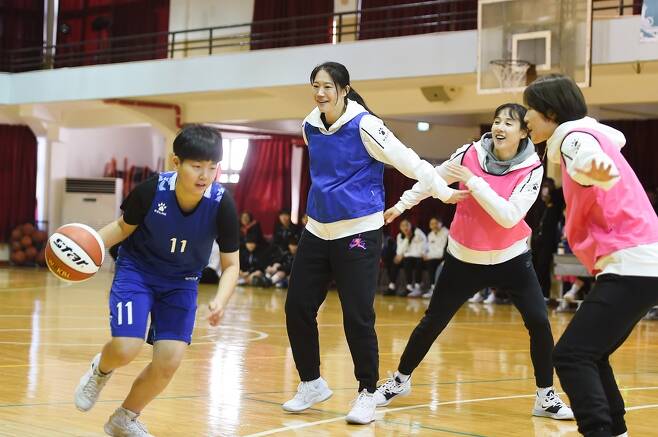 ▲ 김단비가 11일 동주여고에서 진행된 '스쿨어택 인 부산'에서 3대3 경기를 하고 있다 ⓒ WKBL