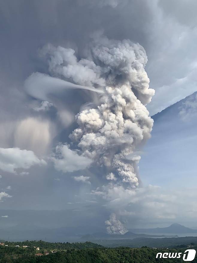 12일 필리핀 마닐라 인근 관광 명소인 카비테주 타가이타이에 위치한 탈 화산이 폭발해 화산재가 솟아오르고 있다. © AFP=뉴스1 © News1 우동명 기자