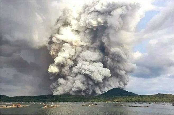 필리핀 수도 마닐라에서 남쪽으로 65㎞가량 떨어진 따알(Taal) 화산이 폭발했다 (사진=트위터 캡처)