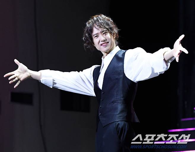 가수 양준일이 12월 31일 서울 광진구 세종대학교 대양홀에서 2019 팬미팅 '양준일의 선물'을 개최했다. 앞서 열린 기자간담회에서 포즈를 취하고 있는 양준일. 능동로=송정헌 기자 songs@sportschosun.com/2019.12.31/