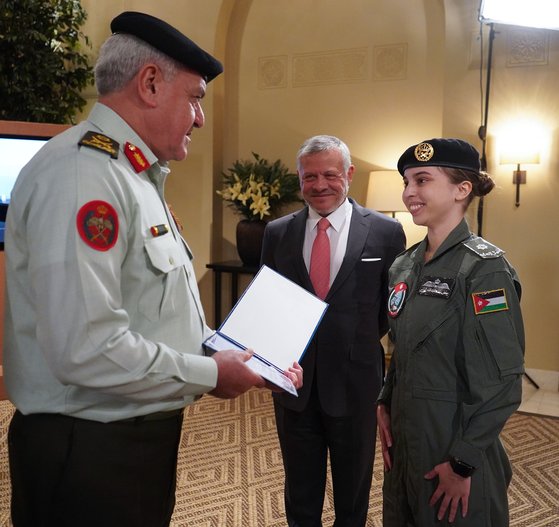 살마 공주가 요르단 공군 사령관으로부터 임명장을 수여받고 있다. [EPA=연합뉴스]